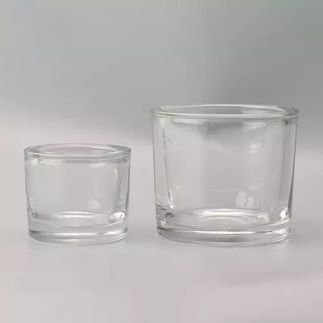 Čirý skleněný svícen