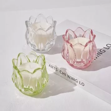 Barevná skleněná svíčka ve tvaru tulipánu