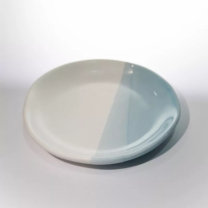 Moderní dvoubarevný keramický kulatý talíř