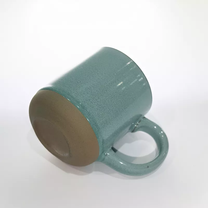 Jednoduchý moderní keramický cestovní modrý hrnek